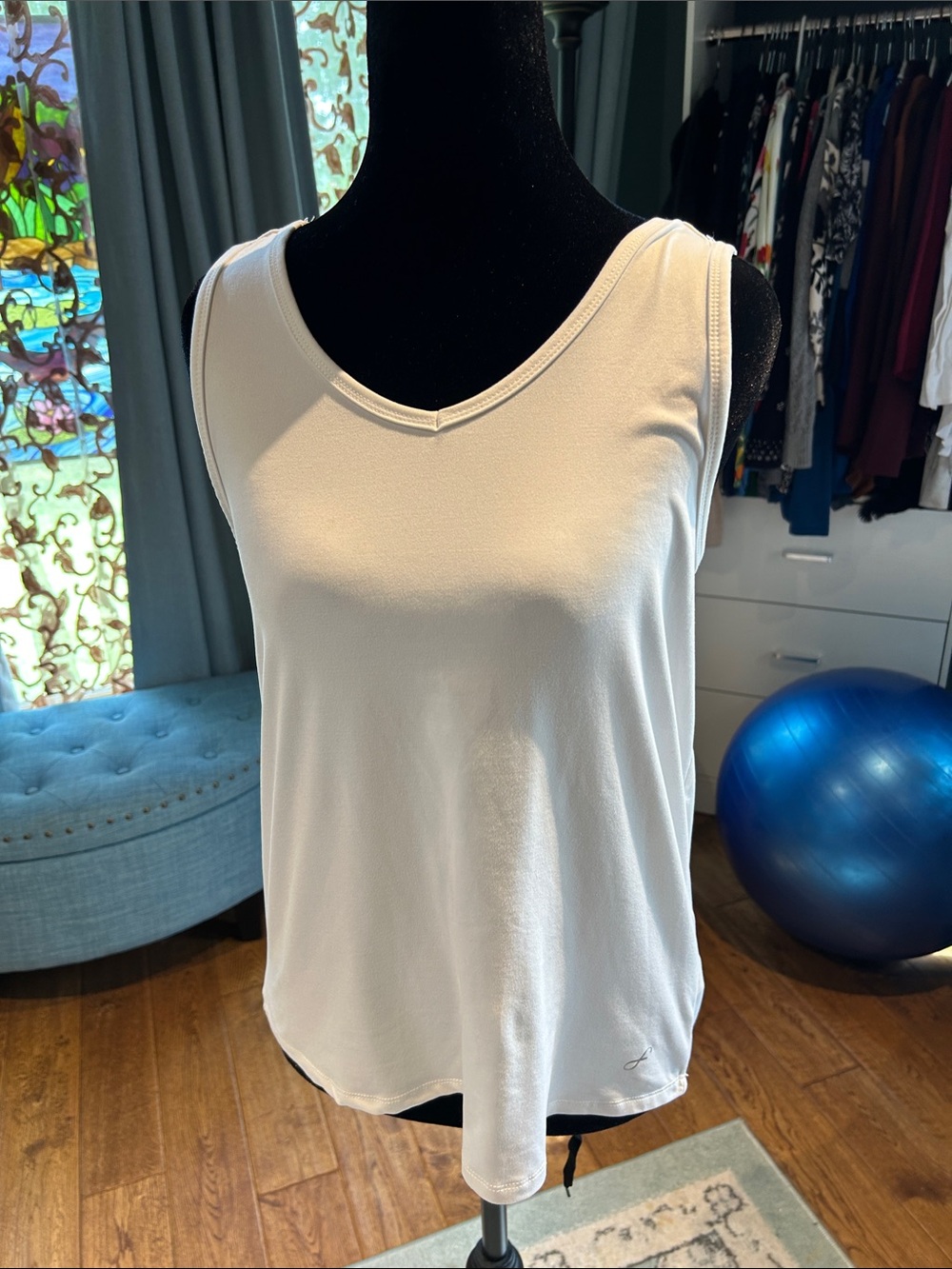 Sleeveless V-Neck White Tank Top – Effortless Everyday Style